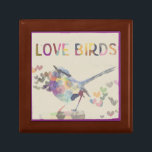 Boîte À Souvenirs Inséparables Oiseau romantique aux Coeurs pourpre<br><div class="desc">Un design fantaisiste romantique d'un oiseau aux coeurs et les mots "INSÉPARABLES" en lettres multicolores. Une bordure violette tonique complète l'image. Un cadeau de charme pour les jeunes mariés.</div>