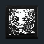 Boîte À Souvenirs Jardin floral noir et blanc Motif graphique<br><div class="desc">Un motif graphique qui présente une scène de jardin floral noir et blanc,  créé par Chariklia Zarris. Même avec seulement deux couleurs,  le tableau est presque écrasant dans sa beauté. Offrez-vous le cadeau d'une exquise exposition florale en achetant cette impression dès aujourd'hui!</div>