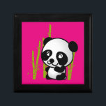 Boîte À Souvenirs Joli ours de panda noir et blanc dans une bosquet<br><div class="desc">Quelle jolie illustration d'un ours en panda noir et blanc assis parmi les tiges de bambou vert dans une petite bosquet,  qui a l'air heureux,  amical et aimable. Arrière - plan rose Fuschia.</div>