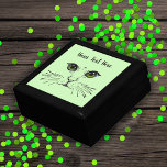 Boîte À Souvenirs Joli visage de chat en noir vert yeux Whiskers<br><div class="desc">Cette boîte en bois pour bijoux,  bijoux ou cadeaux a le joli visage d'un chat dessiné en noir avec des yeux verts intenses et de longs whiskys sur un arrière - plan vert clair. Customisez votre texte avec le modèle.</div>