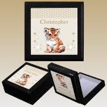 Boîte À Souvenirs Jolie étoile tigre ajouter nom brun gardien<br><div class="desc">Garder boîte cadeau pour les enfants. Personnalisez avec un nom. Avec un tigre mignon,  pois et étoiles avec les couleurs brun et blanc.</div>