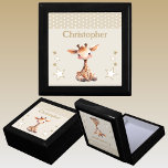 Boîte À Souvenirs Jolie girafe étoiles ajouter nom brun gardien<br><div class="desc">Garder boîte cadeau pour les enfants. Personnalisez avec un nom. Doté d'une jolie girafe,  de pois et d'étoiles aux couleurs marron et blanc.</div>