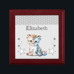 Boîte À Souvenirs Jolie léopard étoiles ajouter nom gris gardien<br><div class="desc">Garder boîte cadeau pour les enfants. Personnalisez avec un nom. Doté d'un mignon léopard,  de pois et d'étoiles aux couleurs gris et blanc.</div>