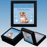 Boîte À Souvenirs Jolies étoiles tigre ajouter nom bleu keepsar<br><div class="desc">Garder boîte cadeau pour les enfants. Personnalisez avec un nom. Avec un tigre mignon,  pois et étoiles avec les couleurs bleu et blanc.</div>