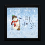 Boîte À Souvenirs Jolly Snowman ID841<br><div class="desc">Cette jolie boîte à trinket de Noël en bleu présente des flocons de neige étincelants comme toile de fond pour un gros bonhomme de neige et le texte manuscrit "Let's be Jolly".</div>