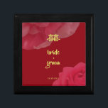 Boîte À Souvenirs Le rose rouge fleurit le mariage chinois de double<br><div class="desc">Une conception élégante et traditionnelle incorporant le double motif de bonheur avec rose rouge et rose de fête et camélia à un arrière-plan rouge foncé sur cette boîte décorative qui est grande pour l'usage pendant la cérémonie de thé de mariage comme boîte à sucrerie ou boîte de souvenir après le...</div>