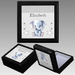 Boîte À Souvenirs Les étoiles d'éléphant mignonnes ajouter le nom ga<br><div class="desc">Garder boîte cadeau pour les enfants. Personnalisez avec un nom. Avec un joli éléphant,  des pois et des étoiles aux couleurs gris et blanc.</div>