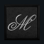 Boîte À Souvenirs LETTRE Élégante M Diamants Étincelants Monogramme<br><div class="desc">Élégant noir et blanc étincelant diamants lettre initiale M. D'autres lettres vont bientôt arriver. Envoyez-moi un e-mail pour que vous l'obteniez plus tôt car cela prend du temps pour le faire. C'est une image de diamants et non pas réelle ou fausse.</div>