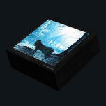 Boîte À Souvenirs Loup noir seul dans la forêt<br><div class="desc">Loup noir debout seul dans l'ombre d'une forêt sombre. La scène naturelle est rétro éclairée par un soleil éclatant rayonnant de bleu glacé à travers les arbres.</div>