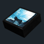 Boîte À Souvenirs Loup noir seul dans la forêt<br><div class="desc">Loup noir debout seul dans l'ombre d'une forêt sombre. La scène naturelle est rétro éclairée par un soleil éclatant rayonnant de bleu glacé à travers les arbres.</div>