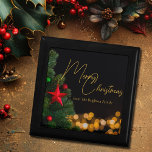 Boîte À Souvenirs Lumières dorées Joyeux Noël moderne<br><div class="desc">Cette magnifique boîte cadeau de Noël Joyeux présente une écriture manuscrite dorée moderne sur des lumières scintillantes à côté d'un arbre de Noël festif décoré d'ornements rouges et verts. Customisez vos cadeaux de vacances élégants avec script personnalisé sur le ciel noir de nuit.</div>