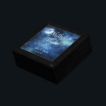 Boîte À Souvenirs Lunar Sky Moon Mère de la mariée Personnalisée<br><div class="desc">Lunar Sky Pleine lune Celestial Galaxy Aquarelle Design, avec étoiles brillantes de nuit, et Lune brillante Design sur un bleu marine luxueux, bleu pâle, et des touches de couleur d'aquarelle violet. Avec Des Polices De Script De Typographie Moderne. Un design magique tendance - Mère personnalisée de la mariée Citation coeur...</div>
