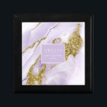 Boîte À Souvenirs Lux Lavande d'encre Abstraite de mariage ID990<br><div class="desc">Ce design personnalisé avec une encre d'alcool abstraite dans les tons de lavande douce à violet lilas avec des accents dorés, est parfait pour un thème de mariage romantique et élégant. La boîte cadeau de mariage de coordination présentée ici fournit un modèle pour ajouter facilement votre membre de mariage, le...</div>