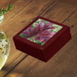 Boîte À Souvenirs Lys d'Asie rouge foncé Floral<br><div class="desc">Magasinez des bijoux, des bijoux et d'autres petits commerçants dans cette boîte cadeau en bois avec tuiles en céramique qui présente une photo de Lys Asiatiques rouge foncé dressée contre un arrière - plan de plantes Sedum verts. Un joli design floral ! Sélectionnez la taille et la couleur de votre...</div>