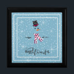 Boîte À Souvenirs Magic and Wonder Christmas Snowman Blue ID440<br><div class="desc">Belle boîte de conservation pour Noël avec un bonhomme de neige stylisé encadré en blanc sur un arrière - plan bleu cadet parsemé de flocons de neige et d'étoiles. La typographie élégante de 'Magic and Wonder' complète le design. Ajoutez votre nom pour personnaliser si vous le souhaitez. Recherchez ID440 pour...</div>