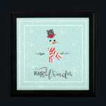 Boîte À Souvenirs Magic and Wonder Christmas Snowman Mint ID440<br><div class="desc">Belle boîte de conservation pour Noël avec un bonhomme de neige stylisé encadré en blanc sur un arrière - plan vert menthe parsemé de flocons de neige et d'étoiles. La typographie élégante de 'Magic and Wonder' complète le design. Ajoutez votre nom pour personnaliser si vous le souhaitez. Recherchez ID440 pour...</div>