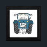 Boîte À Souvenirs Mariage campagnard de tracteur bleu personnalisé<br><div class="desc">Un cadeau mariage de ferme tracteur qui peut être personnalisé. Si vous souhaitez modifier la taille ou la police,  cliquez sur le bouton Modifier pour customiser plus loin. Le faisceau du tracteur est dans une crème subtile et blanche.</div>