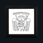 Boîte À Souvenirs Mariage campagnard de tracteur personnalisé<br><div class="desc">Un cadeau mariage de ferme tracteur qui peut être personnalisé. Si vous souhaitez modifier la taille ou la police,  cliquez sur le bouton Modifier pour customiser plus loin. Le faisceau du tracteur est dans une crème subtile et blanche.</div>