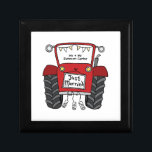 Boîte À Souvenirs Mariage campagnard de tracteur rouge personnalisé<br><div class="desc">Un cadeau mariage de ferme tracteur qui peut être personnalisé. Si vous souhaitez modifier la taille ou la police,  cliquez sur le bouton Modifier pour customiser plus loin. Le faisceau du tracteur est dans une crème subtile et blanche.</div>