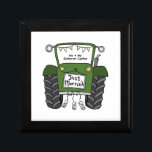 Boîte À Souvenirs Mariage campagnard de tracteur vert personnalisé<br><div class="desc">Un cadeau mariage de ferme tracteur qui peut être personnalisé. Si vous souhaitez modifier la taille ou la police,  cliquez sur le bouton Modifier pour customiser plus loin. Le faisceau du tracteur est dans une crème subtile et blanche.</div>