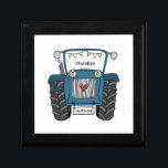Boîte À Souvenirs Mariage campagnard Tracteur personnalisé Best Man<br><div class="desc">Un cadeau mariage de ferme tracteur qui peut être personnalisé. Si vous souhaitez modifier la taille ou la police,  cliquez sur le bouton Modifier pour customiser plus loin. Le faisceau du tracteur est dans une crème subtile et blanche.</div>