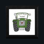Boîte À Souvenirs Mariage campagnard Tracteur personnalisé Best Man<br><div class="desc">Un cadeau mariage de ferme tracteur qui peut être personnalisé. Si vous souhaitez modifier la taille ou la police,  cliquez sur le bouton Modifier pour customiser plus loin. Le faisceau du tracteur est dans une crème subtile et blanche.</div>