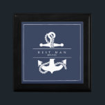 Boîte À Souvenirs Mariage d'Ancre Vague bleue V2 Wht/Navy ID836<br><div class="desc">Les pièces de cette élégante suite de mariage présentent un style nautique classique et un style épuré et minimaliste. Des vagues stylistiques dans les teintes allant de l'aqua au bleu marine et une illustration d'ancrage et de corde apportent des accents uniques. Un arrière - plan bleu marine avec une fine...</div>