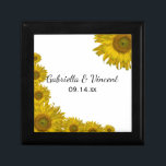 Boîte À Souvenirs Mariage de bord de tournesol jaune<br><div class="desc">Customisez la jolie boîte cadeau Mariage Sunflower Edge Jaune avec le nom personnel de la date de la mariée et du marié et de la cérémonie de mariage. Créez un cadeau personnalisé de gardien pour les jeunes mariés ou un cadeau de remerciement pour vos accompagnateurs mariages, demoiselles d'honneur et fête...</div>