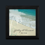 Boîte À Souvenirs Mariage de plage tropicale<br><div class="desc">Créez un cadeau de conservation pour les jeunes mariés ou leurs demoiselles d'honneur lorsque vous personnalisez la jolie boîte cadeau Tropical Beach Wedding avec les noms de la mariée et du marié et leur date de cérémonie de mariage. Cette boîte cadeau mariage à thème de tropiques personnalisée comprend une photo...</div>