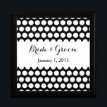 Boîte À Souvenirs Mariage de points Polka noir et blanc<br><div class="desc">Motif à pois noir et blanc personnalisable avec les noms de couple et la date mariage.</div>