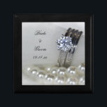 Boîte À Souvenirs Mariage des anneaux de diamant et des perles blanc<br><div class="desc">Personnalisez la jolie boîte cadeau Mariage aux anneaux de diamant et aux perles blanches avec les noms de la date de la mariée, du marié et de la cérémonie de mariage. Cette belle boîte à trinket personnalisée comprend une photo d'un collier blanc de perles avec un anneau de fiançailles diamant...</div>