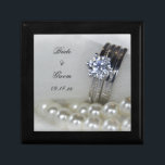 Boîte À Souvenirs Mariage des anneaux de diamant et des perles blanc<br><div class="desc">Personnalisez la jolie boîte cadeau Mariage aux anneaux de diamant et aux perles blanches avec les noms de la date de la mariée, du marié et de la cérémonie de mariage. Cette belle boîte à trinket personnalisée comprend une photo d'un collier blanc de perles avec un anneau de fiançailles diamant...</div>