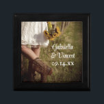 Boîte À Souvenirs Mariée, Bottes de cowboy et Mariage du ranch des t<br><div class="desc">Customisez la jolie boîte à cadeaux de Mariage Mariée, Bottes de Cowboy et Sunflowers Ranch avec le nom personnel des jeunes mariés et la cérémonie de mariage de la grange pour créer un cadeau de conservation pour la mariée ou ses épouses et la fête de la mariée. Cette belle boîte...</div>