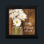 Boîte À Souvenirs Mason Jar et White Daisies Country Barn Mariage<br><div class="desc">Le Mason Jar et White Daisies Mariage campagnard boîte cadeau fait un beau cadeau de gardien pour la mariée ou ses demoiselles d'honneur et la fête de la mariée. Ce joli coffret cadeau rustique chic personnalisé comprend une photo fleurie numériquement rehaussée d'un bocal en verre rempli de fleurs de marguerite...</div>
