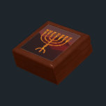 Boîte À Souvenirs Menorah de Moshe<br><div class="desc">Dans la Torah Moshe Rabbenu est dit : "Vous ferez une Menorah d'or pur, battu, la Menorah sera faite, sa base, sa branche, ses gobelets, ses boutons, et ses fleurs seront martelées de lui, " [Mot 25:31] et plus tard, "Voir, et construire, selon leur forme que vous êtes montré sur...</div>