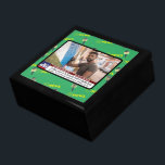 Boîte À Souvenirs Mens Funny 40th Birthday TV News 50th 60th<br><div class="desc">BIG NEWS 40th Birthday Hommes's Funny Breaking News TV Graphic. Est-il au-dessus de la colline ? Utilisez les boutons de personnaliser et les touches fléchées pour déplacer l'image en place... . La grande nouvelle est en train de se produire. Entièrement modifiable et facile à modifier le texte. Changez la photo...</div>