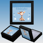 Boîte À Souvenirs Mignonne girafe étoiles ajouter nom bleu keepsar<br><div class="desc">Garder boîte cadeau pour les enfants. Personnalisez avec un nom. Doté d'une jolie girafe,  de pois et d'étoiles aux couleurs bleu et blanc.</div>