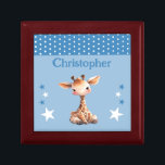 Boîte À Souvenirs Mignonne girafe étoiles ajouter nom bleu keepsar<br><div class="desc">Garder boîte cadeau pour les enfants. Personnalisez avec un nom. Doté d'une jolie girafe,  de pois et d'étoiles aux couleurs bleu et blanc.</div>