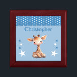 Boîte À Souvenirs Mignonne girafe étoiles ajouter nom bleu keepsar<br><div class="desc">Garder boîte cadeau pour les enfants. Personnalisez avec un nom. Doté d'une jolie girafe,  de pois et d'étoiles aux couleurs bleu et blanc.</div>
