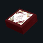 Boîte À Souvenirs Mistletoe Manor Mère de la mariée Personnalisée<br><div class="desc">Mistletoe Manor Aquarelle Roses d'hiver luxuriants avec florale peinte à la main, Feuilles de baies Holly, feuillage de pin et aquarelle Peinture de pinceau a des traits. Marsala coloré, rouge merlot de vin, bordeaux, crème d'ivoire et vert. Avec Tourbillonnant Chic Typographie Brosse Polices Script et Elégant Rose Parties scintillant Or...</div>