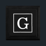 Boîte À Souvenirs Monograme de Black White Framed Initial<br><div class="desc">Noir Blanc encadré Monogramme initial Un arrière - plan élégant noir solide avec une zone encadrée blanche pour votre monogramme, nom ou autre texte. Vous pouvez également modifier la police de texte, modifier la taille et la couleur de la police, déplacer le texte, etc. Si vous voulez ce design dans...</div>