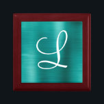 Boîte À Souvenirs Monogramme blanc Turquoise en métal brossé chic<br><div class="desc">Ajoutez une touche de glamour à votre cadeau avec cette élégante boîte cadeau personnalisée. Ce design chic présente un gros monogramme de script blanc sur un arrière - plan de texture métallique brossée turquoise. Un cadeau féminin unique pour l'anniversaire, les fêtes et toute occasion spéciale. Conçu pour vous par des...</div>