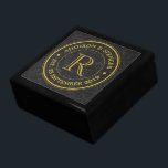 Boîte À Souvenirs Monogramme d'or Anniversaire du Mariage de cuir no<br><div class="desc">Créez votre propre monogramme élégant et unique en utilisant ce logo personnalisé avec une typographie dorée rétro sur un arrière - plan d'image en cuir noir vintage. Remplacez l'exemple de texte par votre famille, votre nom, votre date de mariage ou tout autre texte pour un cadeau personnalisé. Fait un merveilleux...</div>