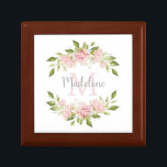 Boîte À Souvenirs Monogramme et nom assez roses des roses |<br><div class="desc">Pulvérisateurs de caractéristiques de cette les beaux boîte-cadeau de l'aquarelle rougissent les roses roses avec le feuille vert,  et votre monogramme et nom au centre sur un arrière - plan blanc.</div>
