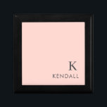 Boîte À Souvenirs Monogramme initial moderne Tendance rose minimalis<br><div class="desc">Ce design simple et élégant comprend votre nom et votre initiale dans le coin inférieur dans la typographie moderne personnalisable minimaliste gris sur un arrière - plan rose / pêche. Ce design tendance fait le cadeau parfait anniversaire, anniversaire, remise de diplômes, baby shower, mariage ou douche nuptiale. Ajoutez simplement votre...</div>