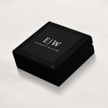 Boîte À Souvenirs Monogramme moderne minimaliste noir et blanc<br><div class="desc">Découvrez notre collection minimaliste moderne de monogrammes noirs et blancs : Faites preuve de simplicité et de sophistication grâce à nos designs minimalistes, conçus pour élever votre style sans effort. Réalisée avec un oeil attentif pour l'esthétique moderne, cette collection présente des motifs noirs et blancs épurés accentués par des monogrammes...</div>