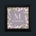 Boîte À Souvenirs Monogramme Monogramme Magnolia Floral Personnalisé<br><div class="desc">Ce design élégant comprend votre nom personnalisé et monogramme entouré d'un cadre de fleurs de magnolia. Personnalisé en éditant le texte dans les zones de texte fournies #giftwrapping #giftwrappingfournitures #giftboxes #magnolia #floral #cadeaux #monogram #monogrammed #personalizedcadeaux</div>
