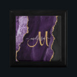 Boîte À Souvenirs Monogramme personnalisé Parties scintillant or vio<br><div class="desc">Enveloppez votre cadeau avec style avec cette élégante boîte cadeau personnalisée avec agate violette accentuée de parties scintillant fausse or. Personnalisez votre monogramme initial en calligraphie manuscrite avec votre nom ci-dessus. Un cadeau féminin unique pour l'anniversaire, les fêtes et toute occasion spéciale. Conçu pour vous par des Tee - shirts...</div>