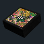Boîte À Souvenirs Motif d'impression couleur rose floral zèbre indie<br><div class="desc">De jolies marguerites roses,  des freesias jaune vif et des feuilles de palmiers vert foncé ornent une large bande diagonale d'imprimés zèbres noirs et blancs et d'imprimés indiens jaunes et turquoise. Le résultat est un collage floral tropical qui ajoutera une pop dramatique de couleur.</div>