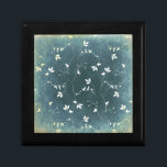 Boîte À Souvenirs Motif Vintage Whimsical avec Oiseaux et Feuilles<br><div class="desc">Joli arrière - plan vert bleu dans une belle motif de style vintage. Décor pittoresque et fantaisiste d'oiseaux moelleux assis sur des branches incurvées avec des feuilles fantaisistes et du feuillage.</div>